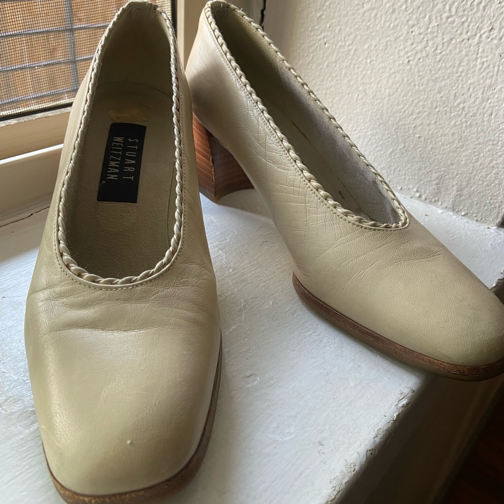 Stuart weitzman nude black heels | ballet style scalloped edges